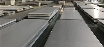 Que couvre la norme ASTM B409 pour la plaque UNS N08810 ?